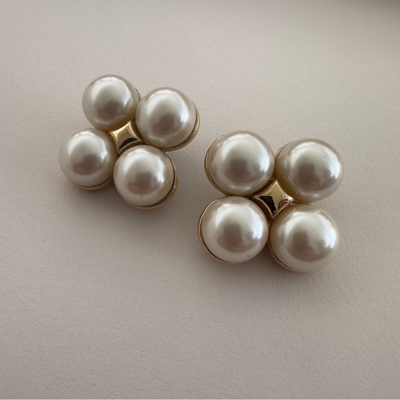 Vintage Gold Tone Pearl Cluster Earrings Napier Unmarked Clover Retro 80s 90s - Picture 1 of 12